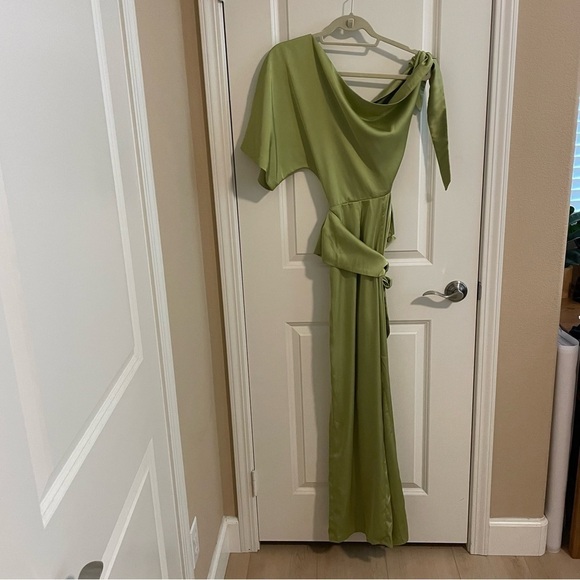 NWT Pretty Lavish Frances Cut Out Jumpsuit Satin Green Apple Size 2 - Picture 4 of 16